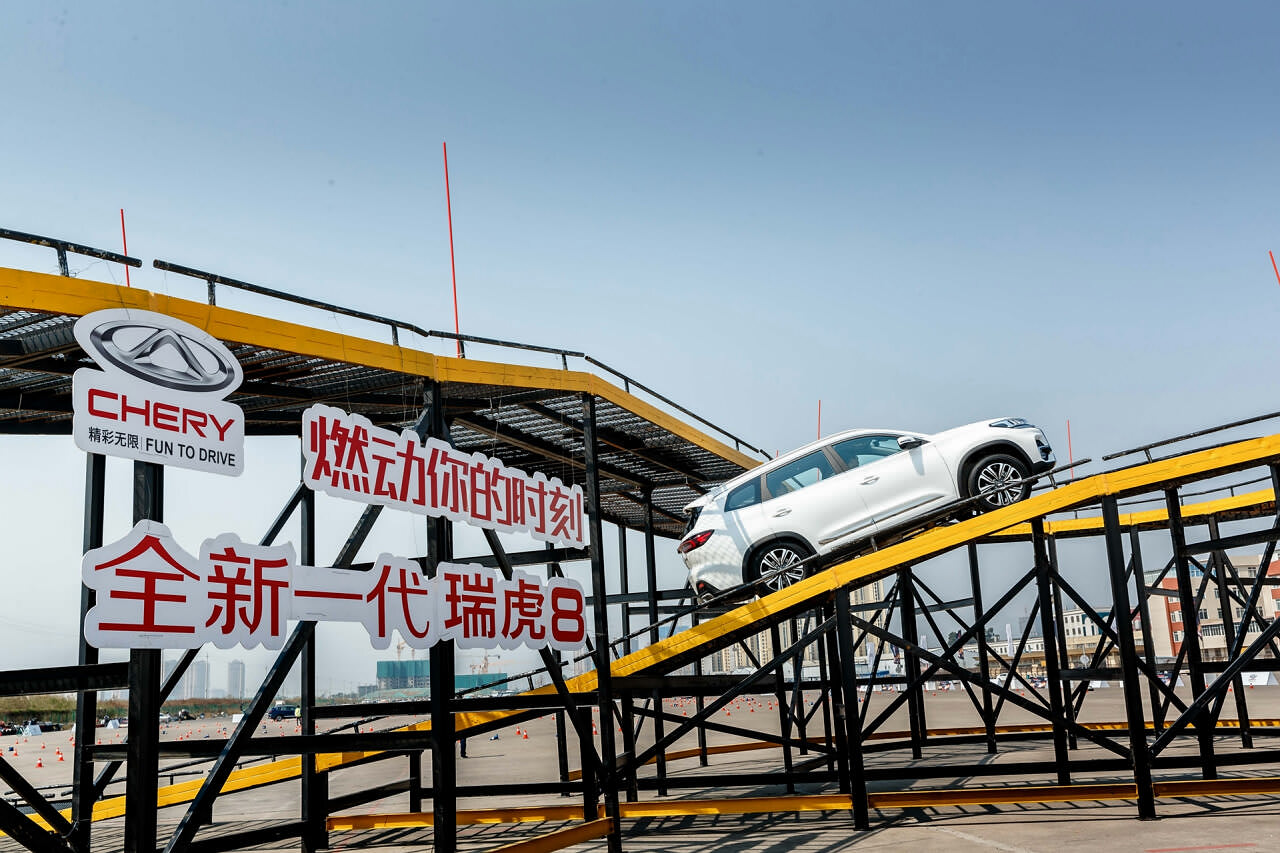 燃動你的時(shí)刻”為主題的全新一代瑞虎8十萬人百城公開測試于云南昆明滇池之畔燃情啟動