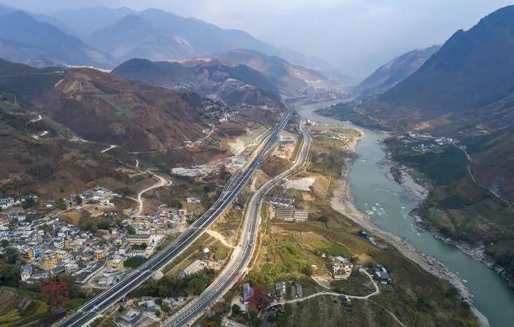 3月5日拍攝的保瀘高速、美麗公路南延線與怒江