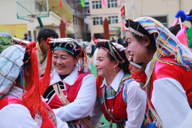 怒江貢山獨(dú)龍族怒江自治縣捧當(dāng)鄉(xiāng)：黨的光輝照邊疆，歌舞升平奔小康