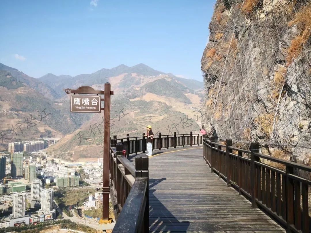 爬上云端棧道，可以鳥瞰六庫(kù)新城區(qū)全景，視線很開闊。