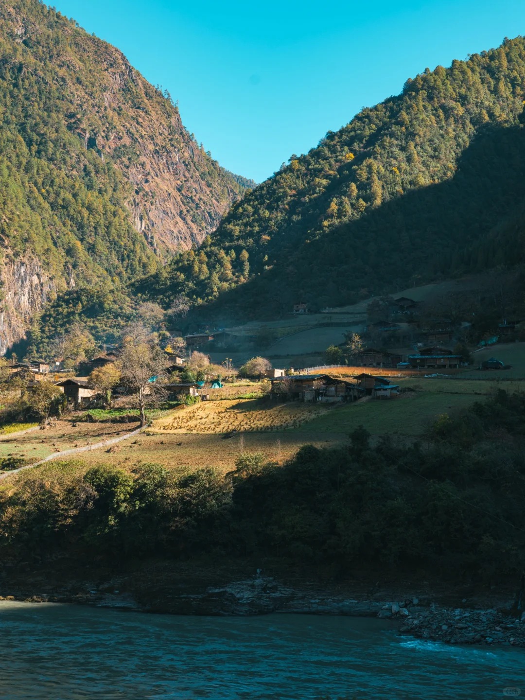 云南旅游,云南旅行社,云南團(tuán)建公司,云南策劃公司,云南會(huì)議會(huì)展,怒江旅游,怒江旅行社,怒江團(tuán)建公司,怒江策劃公司,怒江會(huì)議會(huì)展：茶馬古道上的活化石村落，霧里看“仙”！ | 峽谷間的時(shí)序詩篇